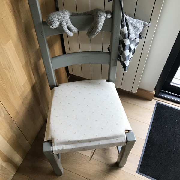 chaise en bois présentant la galette de chaise à scratch ponto
