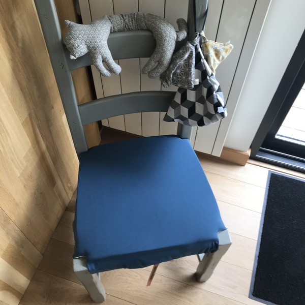galette de chaise uni indigo présentée sur sa chaise en bois