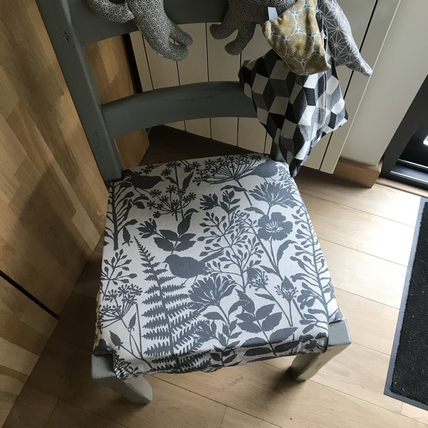 chaise de présentation avec sa galette de chaise jachère gris