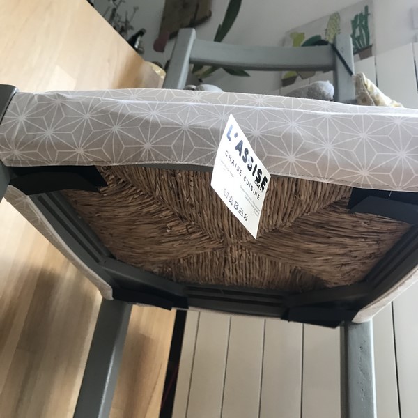 galette de chaise casual beige solidement fixée sur une chaise en bois