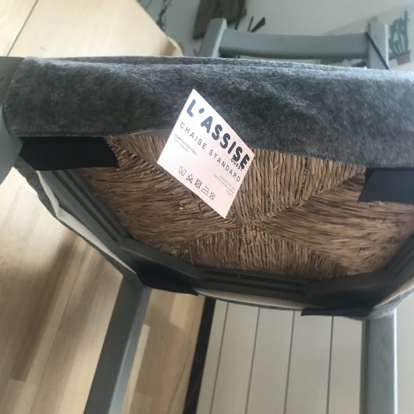 galette de chaise à scratch feutre gris chinée solidement fixée sur sa chaise paillée