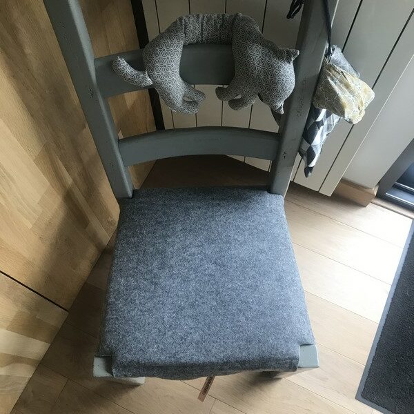 chaise de présentation avec sa galette son coussin de chaise en feutre gris chinée