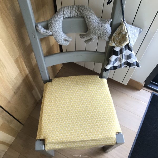 chaise de présentation pour galette de chaise à rabats et scratch riad lemon